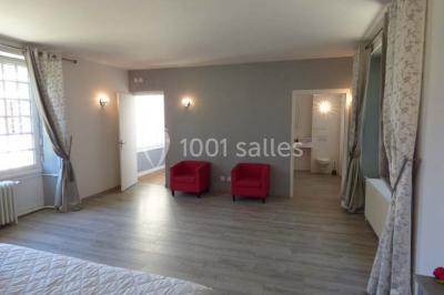 Salle de bain moderne avec douche à l'italienne, barres d'appui, toilettes et carrelage gris foncé.