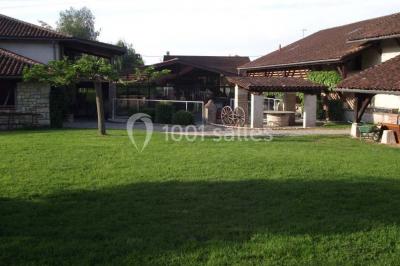 Buffet avec verrines, brochettes et boissons disposés sur une table bleue dans un espace sous tente.