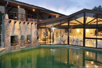 Buffet avec verrines, brochettes et boissons disposés sur une table bleue dans un espace sous tente.