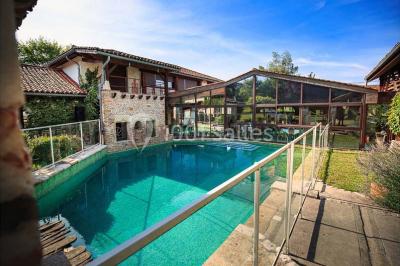 Buffet avec verrines, brochettes et boissons disposés sur une table bleue dans un espace sous tente.