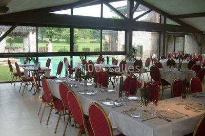 Buffet avec verrines, brochettes et boissons disposés sur une table bleue dans un espace sous tente.