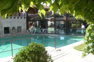 Buffet avec verrines, brochettes et boissons disposés sur une table bleue dans un espace sous tente.