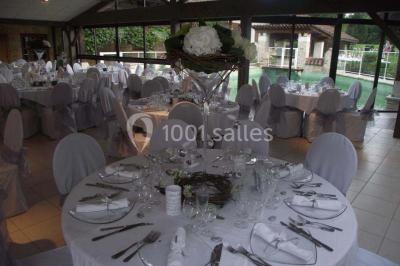 Buffet avec verrines, brochettes et boissons disposés sur une table bleue dans un espace sous tente.