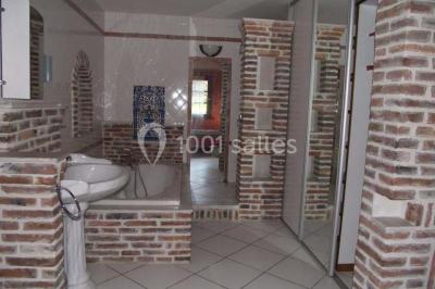 Buffet avec verrines, brochettes et boissons disposés sur une table bleue dans un espace sous tente.