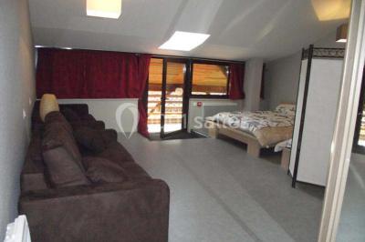 Buffet avec verrines, brochettes et boissons disposés sur une table bleue dans un espace sous tente.