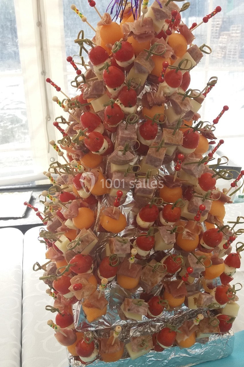 Sapin comestible composé de brochettes apéritives avec tomates, melon, fromage et charcuterie.