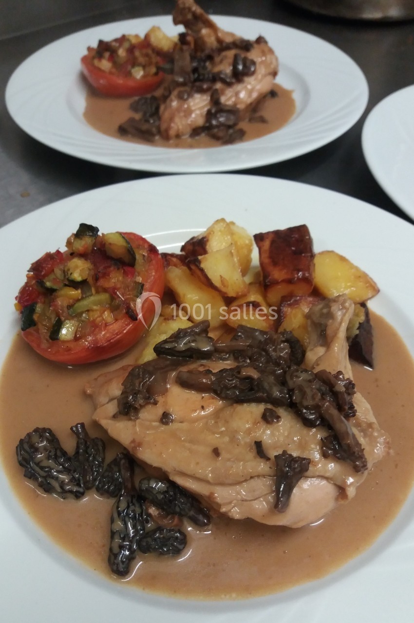 Assiette de volaille sauce aux morilles, accompagnée de légumes grillés, pommes de terre rôties et tomate farcie.