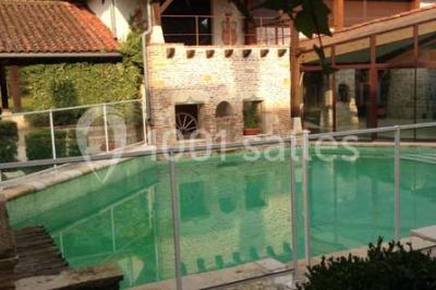 Buffet avec verrines, brochettes et boissons disposés sur une table bleue dans un espace sous tente.