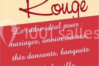 Buffet avec verrines, brochettes et boissons disposés sur une table bleue dans un espace sous tente.