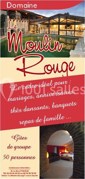 Vue d'un domaine avec salle vitrée, texte promotionnel mentionnant mariages, banquets et gîtes pour 50 personnes.