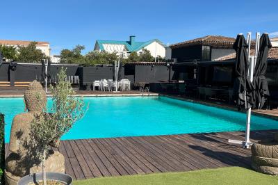 Salle spacieuse avec parquet, murs sombres, éclairage tamisé et écrans affichant des visages colorés.