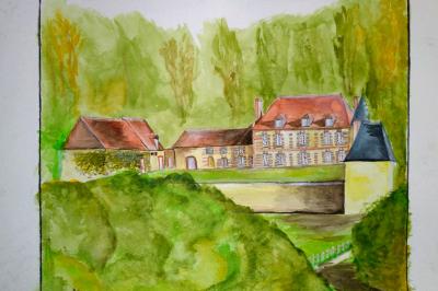 Salon rustique avec murs en pierre, canapés en cuir, table basse et porte ouverte donnant sur un jardin ensoleillé.