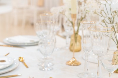 Un groupe de serveurs et serveuses en uniforme posant dans une salle de réception élégante.