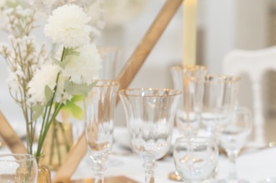 Un groupe de serveurs et serveuses en uniforme posant dans une salle de réception élégante.
