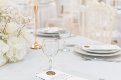 Un groupe de serveurs et serveuses en uniforme posant dans une salle de réception élégante.