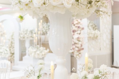 Un groupe de serveurs et serveuses en uniforme posant dans une salle de réception élégante.