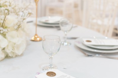 Un groupe de serveurs et serveuses en uniforme posant dans une salle de réception élégante.