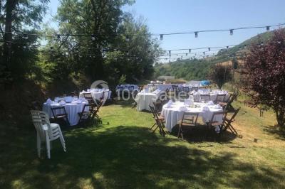Plateau doré avec verrines et brochettes apéritives, disposé sur une table décorée pour un événement.