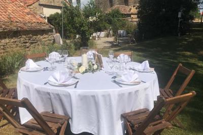 Plateau doré avec verrines et brochettes apéritives, disposé sur une table décorée pour un événement.