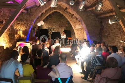 Plateau doré avec verrines et brochettes apéritives, disposé sur une table décorée pour un événement.