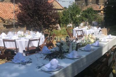 Plateau doré avec verrines et brochettes apéritives, disposé sur une table décorée pour un événement.