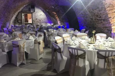 Plateau doré avec verrines et brochettes apéritives, disposé sur une table décorée pour un événement.