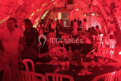 Plateau doré avec verrines et brochettes apéritives, disposé sur une table décorée pour un événement.