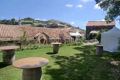 Plateau doré avec verrines et brochettes apéritives, disposé sur une table décorée pour un événement.