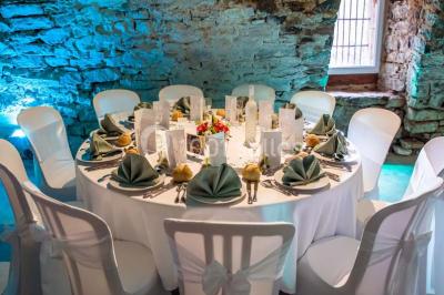 Plateau doré avec verrines et brochettes apéritives, disposé sur une table décorée pour un événement.