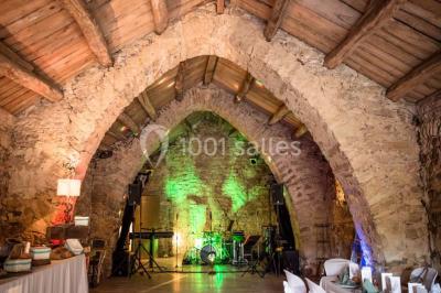 Plateau doré avec verrines et brochettes apéritives, disposé sur une table décorée pour un événement.