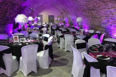 Plateau doré avec verrines et brochettes apéritives, disposé sur une table décorée pour un événement.