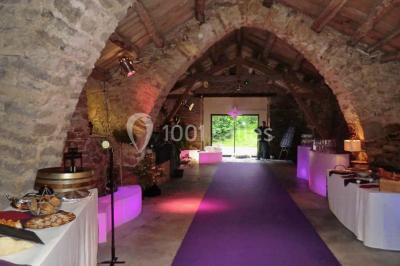 Plateau doré avec verrines et brochettes apéritives, disposé sur une table décorée pour un événement.