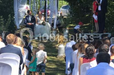Plateau doré avec verrines et brochettes apéritives, disposé sur une table décorée pour un événement.