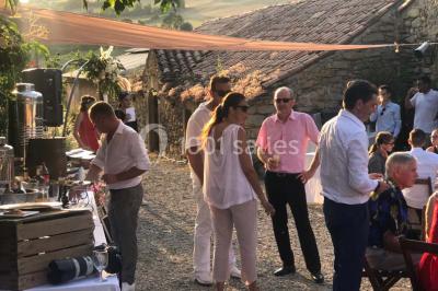 Plateau doré avec verrines et brochettes apéritives, disposé sur une table décorée pour un événement.