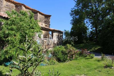 Plateau doré avec verrines et brochettes apéritives, disposé sur une table décorée pour un événement.