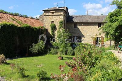 Plateau doré avec verrines et brochettes apéritives, disposé sur une table décorée pour un événement.