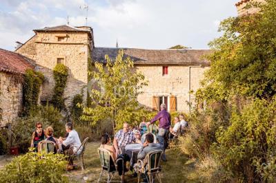 Plateau doré avec verrines et brochettes apéritives, disposé sur une table décorée pour un événement.