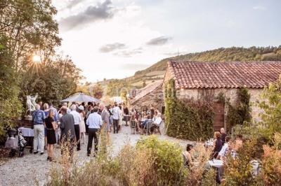 Plateau doré avec verrines et brochettes apéritives, disposé sur une table décorée pour un événement.