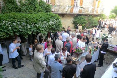 Plateau doré avec verrines et brochettes apéritives, disposé sur une table décorée pour un événement.