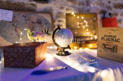 Intérieur d'un chalet en bois avec table, chaises recouvertes de fourrure, poêle allumé et vase de fleurs sur une table…