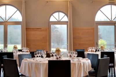 Bouteilles d'eau, tasses empilées et bocal de biscuits disposés sur une table en bois.