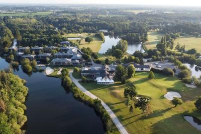 Bouteilles d'eau, tasses empilées et bocal de biscuits disposés sur une table en bois.