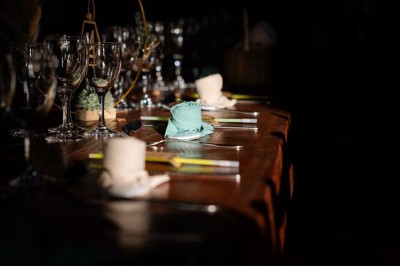 Chambre avec poutres apparentes, lit simple, armoire ancienne, bureau, chaise et fenêtre ouverte sur l'extérieur.