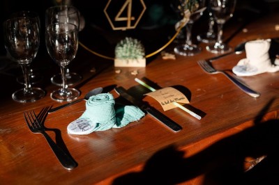 Chambre avec poutres apparentes, lit simple, armoire ancienne, bureau, chaise et fenêtre ouverte sur l'extérieur.