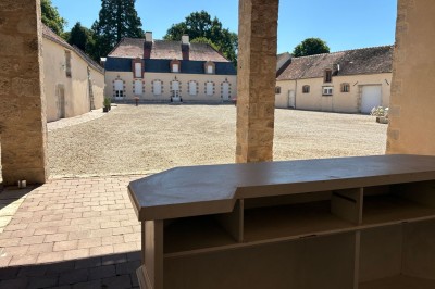 Miniature Location salle Ervauville (Loiret) - Le Domaine de Cenant #11 Vue à travers un cadre en bois brut d'un lit avec une couverture à motifs et un baldaquin orange en arrière-plan.