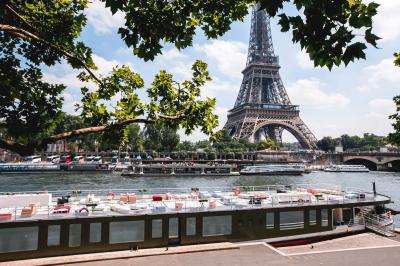 Vue de la tour Eiffel depuis les quais de la Seine, avec un bateau nommé ’Boreas’ au premier plan.