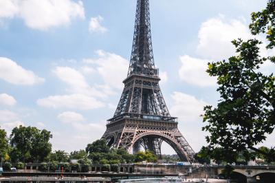 Vue de la tour Eiffel depuis les quais de la Seine, avec un bateau nommé ’Boreas’ au premier plan.
