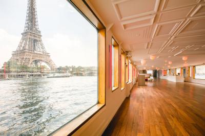 Vue de la tour Eiffel depuis les quais de la Seine, avec un bateau nommé ’Boreas’ au premier plan.