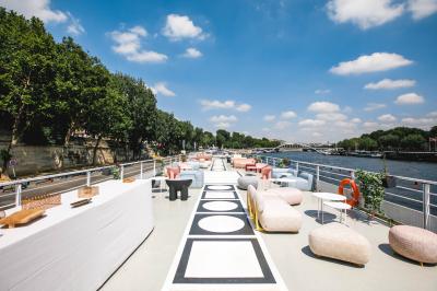 Vue de la tour Eiffel depuis les quais de la Seine, avec un bateau nommé ’Boreas’ au premier plan.