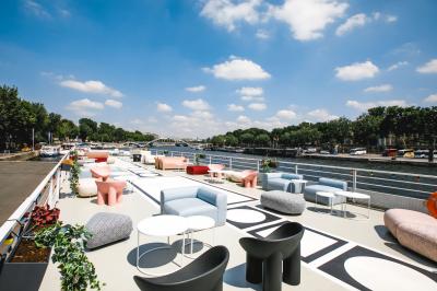 Vue de la tour Eiffel depuis les quais de la Seine, avec un bateau nommé ’Boreas’ au premier plan.